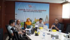 Kepala OJK Provinsi Kepulauan Riau, Sinar Danandjaya tengah. Foto:Istimewa
