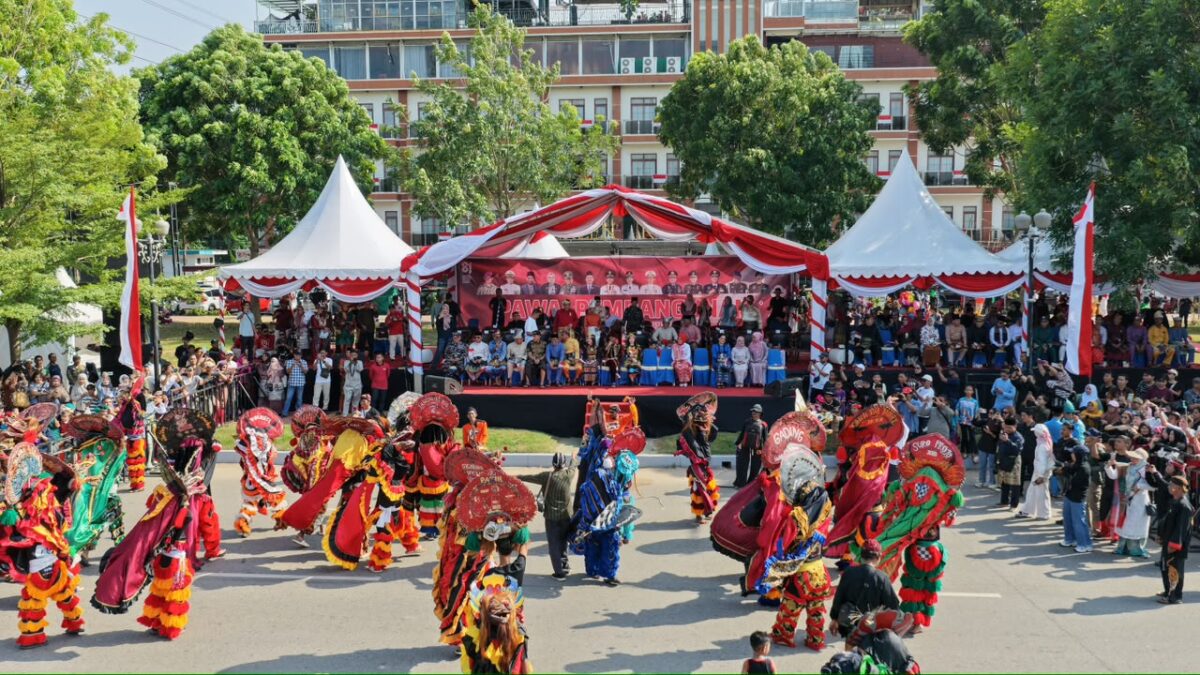 Deretan kendaraan operasional dan tampilan dari BP Batam mencuri perhatian dalam Pawai Pembangunan di Kota Batam, Minggu (9/8/2026).  Foto:Istimewa