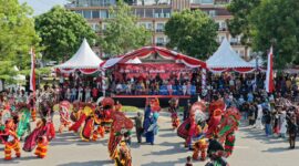 Deretan kendaraan operasional dan tampilan dari BP Batam mencuri perhatian dalam Pawai Pembangunan di Kota Batam, Minggu (9/8/2026).  Foto:Istimewa