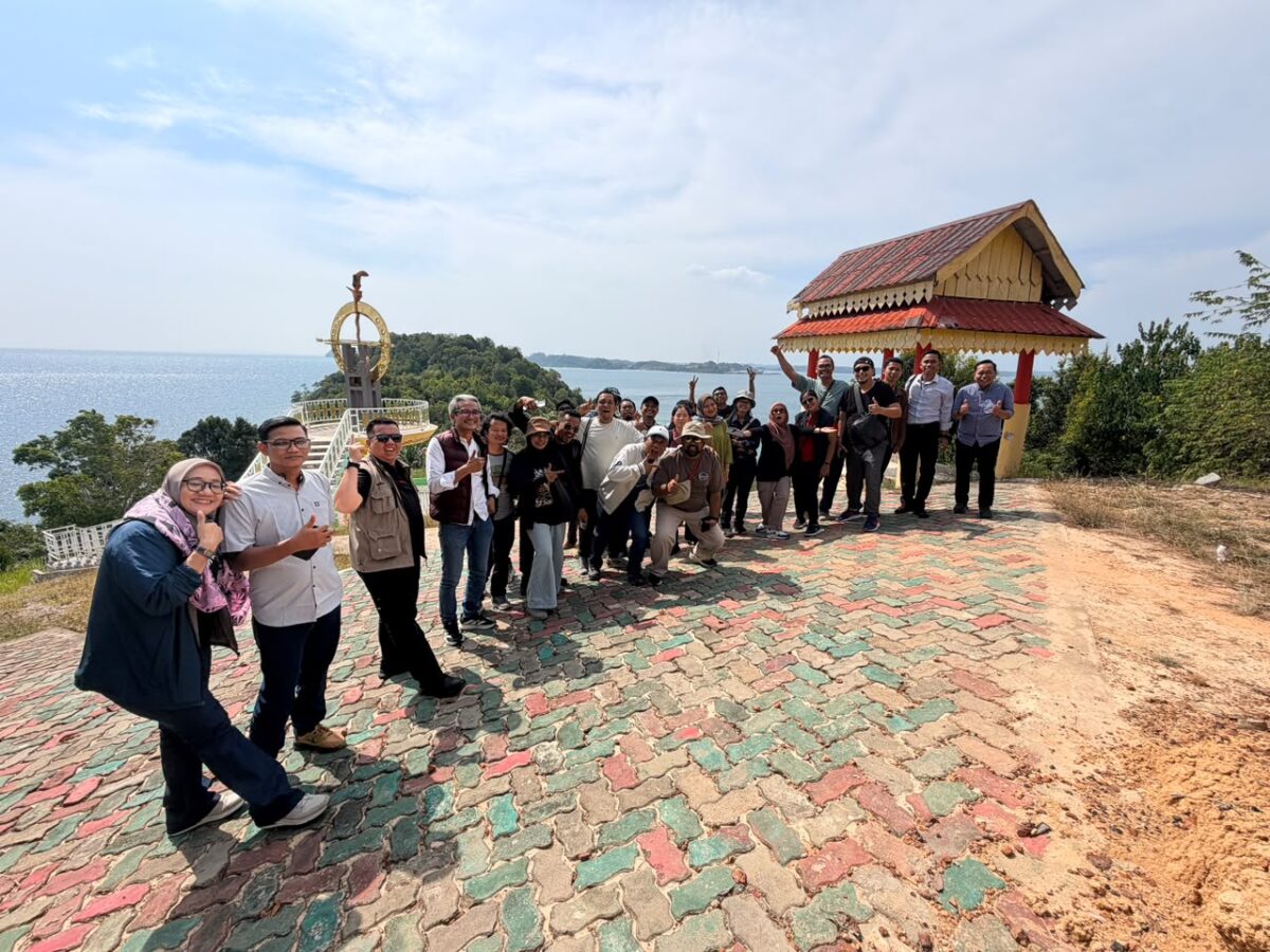Sejumlah wartawan berbagai media di Batam bersama Bank Indonesia Kepri dalam agenda Road to Gebyar Melayu Pesisir (GMP) 2026 di Tugu Khatulistiwa Lingga berdiri di kawasan Tanjung Teludas, Senin (10/8/2026). Foto:Rega/matapedia