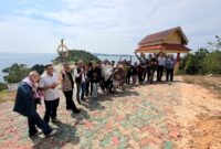 Sejumlah wartawan berbagai media di Batam bersama Bank Indonesia Kepri dalam agenda Road to Gebyar Melayu Pesisir (GMP) 2026 di Tugu Khatulistiwa Lingga berdiri di kawasan Tanjung Teludas, Senin (10/8/2026). Foto:Rega/matapedia
