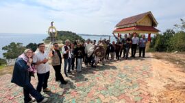 Sejumlah wartawan berbagai media di Batam bersama Bank Indonesia Kepri dalam agenda Road to Gebyar Melayu Pesisir (GMP) 2026 di Tugu Khatulistiwa Lingga berdiri di kawasan Tanjung Teludas, Senin (10/8/2026). Foto:Rega/matapedia