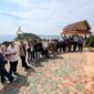 Sejumlah wartawan berbagai media di Batam bersama Bank Indonesia Kepri dalam agenda Road to Gebyar Melayu Pesisir (GMP) 2026 di Tugu Khatulistiwa Lingga berdiri di kawasan Tanjung Teludas, Senin (10/8/2026). Foto:Rega/matapedia