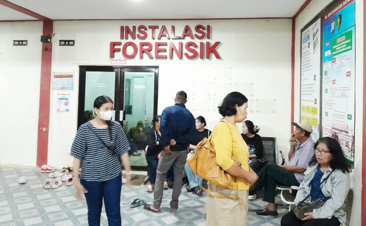 Keluarga saat menunggu hasi otopsi almarhum Dewi di RS Bhayangkara. Foto:Nikson/matapedia