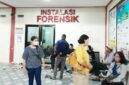Keluarga saat menunggu hasi otopsi almarhum Dewi di RS Bhayangkara. Foto:Nikson/matapedia