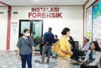 Keluarga saat menunggu hasi otopsi almarhum Dewi di RS Bhayangkara. Foto:Nikson/matapedia
