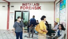 Keluarga saat menunggu hasi otopsi almarhum Dewi di RS Bhayangkara. Foto:Nikson/matapedia