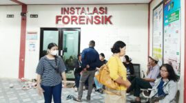 Keluarga saat menunggu hasi otopsi almarhum Dewi di RS Bhayangkara. Foto:Nikson/matapedia