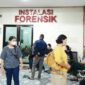 Keluarga saat menunggu hasi otopsi almarhum Dewi di RS Bhayangkara. Foto:Nikson/matapedia