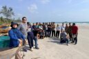 Sejumlah wartawan bersama Bank Indonesia Kepri di Pantai Dungun, Kecamatan Lingga Timur, Selasa (11/8/2026). Foto;Istimewa