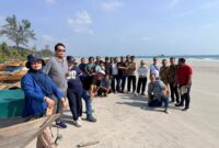 Sejumlah wartawan bersama Bank Indonesia Kepri di Pantai Dungun, Kecamatan Lingga Timur, Selasa (11/8/2026). Foto;Istimewa