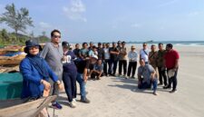 Sejumlah wartawan bersama Bank Indonesia Kepri di Pantai Dungun, Kecamatan Lingga Timur, Selasa (11/8/2026). Foto;Istimewa