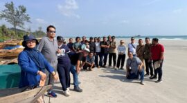 Sejumlah wartawan bersama Bank Indonesia Kepri di Pantai Dungun, Kecamatan Lingga Timur, Selasa (11/8/2026). Foto;Istimewa