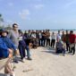 Sejumlah wartawan bersama Bank Indonesia Kepri di Pantai Dungun, Kecamatan Lingga Timur, Selasa (11/8/2026). Foto;Istimewa