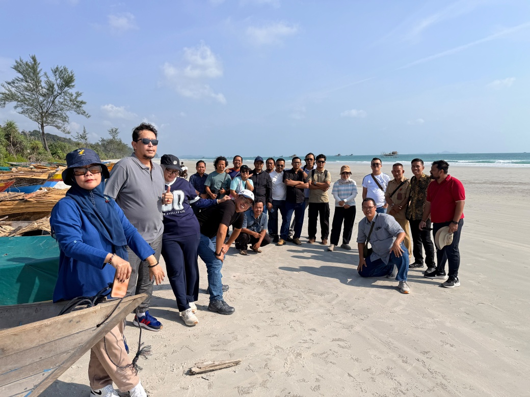Sejumlah wartawan bersama Bank Indonesia Kepri di Pantai Dungun, Kecamatan Lingga Timur, Selasa (11/8/2026). Foto;Istimewa