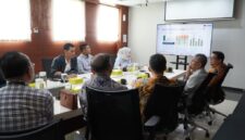Kepala OJK Provinsi Kepulauan Riau Sinar Danandjaya saat menerima audensi