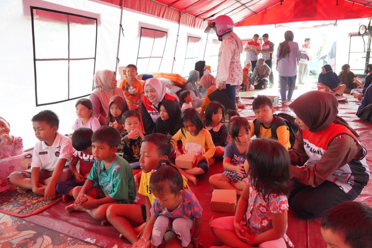 Pertamina Patra Niaga bersama tenaga medis tengah periksa kesehatan warga yang terdampak banjir di Padang beberapa hari lalu. Foto:Ist/matapedia