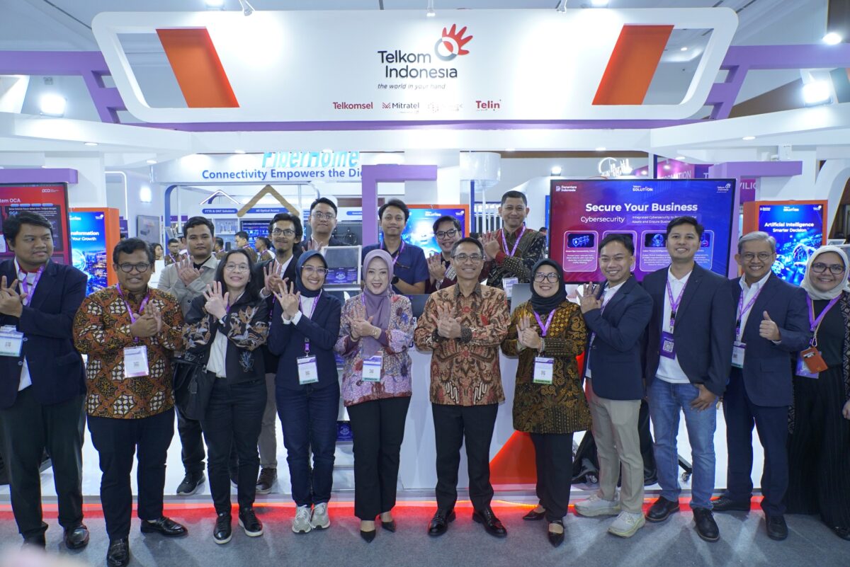 Direktur IT Digital Telkom Faizal Rochmad Djoemadi mengunjungi AI Zone Telkom di DTI-CX 2026 untuk meninjau kapabilitas AIcosystem dalam mendukung efisiensi operasional dan pengalaman pelanggan. Foto:Telkom