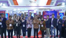 Direktur IT Digital Telkom Faizal Rochmad Djoemadi mengunjungi AI Zone Telkom di DTI-CX 2026 untuk meninjau kapabilitas AIcosystem dalam mendukung efisiensi operasional dan pengalaman pelanggan. Foto:Telkom