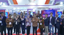 Direktur IT Digital Telkom Faizal Rochmad Djoemadi mengunjungi AI Zone Telkom di DTI-CX 2026 untuk meninjau kapabilitas AIcosystem dalam mendukung efisiensi operasional dan pengalaman pelanggan. Foto:Telkom