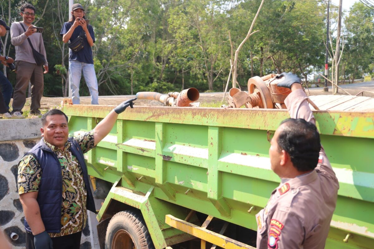 Polisi melihatkan mobil truk yang diduga angkut pasir ilegal di Nongsa dan saat ini disita untuk jadi barang bukti di Polda Kepri, Jumat (14/8/2026). Foto:Humas Polda Kepri