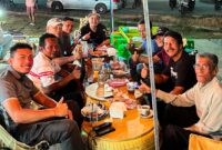 Kabidpropam Polda Kepri Eddwi Kurniyanto bersama warga Warga Kampung Tua. Foto:Diki