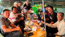 Kabidpropam Polda Kepri Eddwi Kurniyanto bersama warga Warga Kampung Tua. Foto:Diki