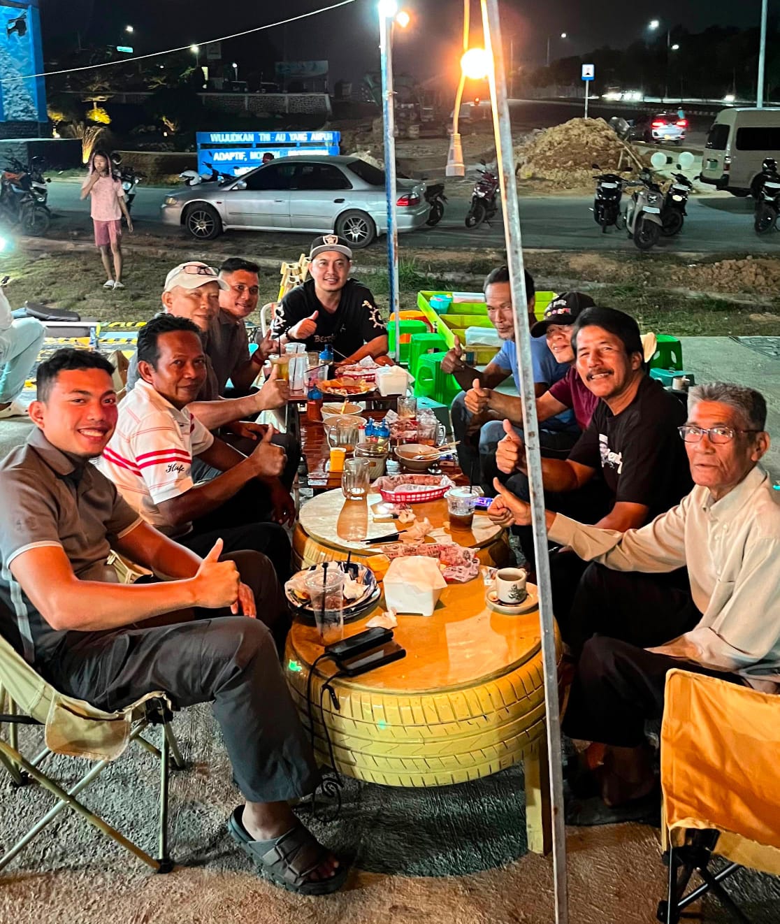 Kabidpropam Polda Kepri Eddwi Kurniyanto bersama warga Warga Kampung Tua. Foto:Diki