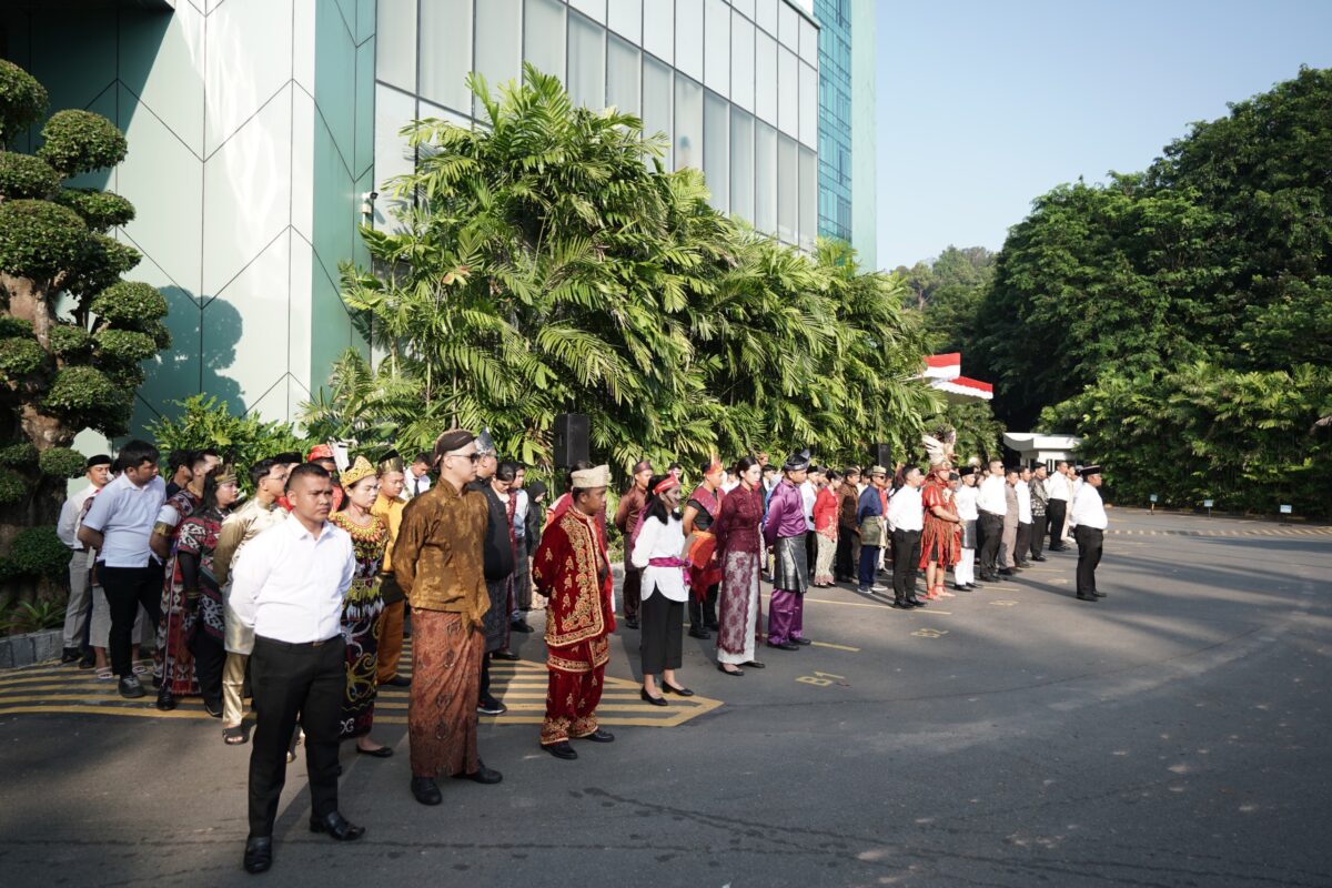 Warna-warni pakaian adat dari Sabang sampai Merauke memenuhi halaman parkir Wyndham Panbil Batam pada Senin (17/8/2026) pagi.  Foto:Istimewa