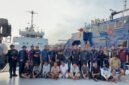 Tim gabungan saat melakukan foto bersama dengan para ABK Kapal MV Ocean Porter Berbendera Tanzania yang ditangkap diperairan Bengkalis membawa 2,6 Ton Sabu Cair Dicegat, Senin (17/8/2026). Matapedia6.com/Istimewa