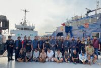 Tim gabungan saat melakukan foto bersama dengan para ABK Kapal MV Ocean Porter Berbendera Tanzania yang ditangkap diperairan Bengkalis membawa 2,6 Ton Sabu Cair Dicegat, Senin (17/8/2026). Matapedia6.com/Istimewa