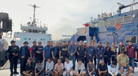 Tim gabungan saat melakukan foto bersama dengan para ABK Kapal MV Ocean Porter Berbendera Tanzania yang ditangkap diperairan Bengkalis membawa 2,6 Ton Sabu Cair Dicegat, Senin (17/8/2026). Matapedia6.com/Istimewa