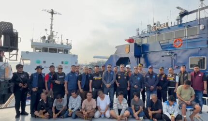 Tim gabungan saat melakukan foto bersama dengan para ABK Kapal MV Ocean Porter Berbendera Tanzania yang ditangkap diperairan Bengkalis membawa 2,6 Ton Sabu Cair Dicegat, Senin (17/8/2026). Matapedia6.com/Istimewa