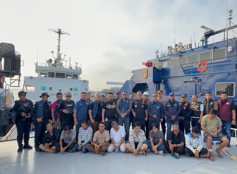 Tim gabungan saat melakukan foto bersama dengan para ABK Kapal MV Ocean Porter Berbendera Tanzania yang ditangkap diperairan Bengkalis membawa 2,6 Ton Sabu Cair Dicegat, Senin (17/8/2026). Matapedia6.com/Istimewa