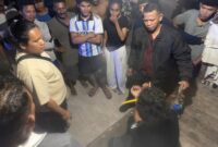 Terduga pelaku saat diamankan warga dan polisi. Foto:Dok. Humas Polresta Barelang