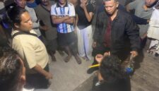 Terduga pelaku saat diamankan warga dan polisi. Foto:Dok. Humas Polresta Barelang
