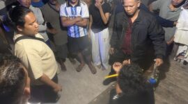 Terduga pelaku saat diamankan warga dan polisi. Foto:Dok. Humas Polresta Barelang
