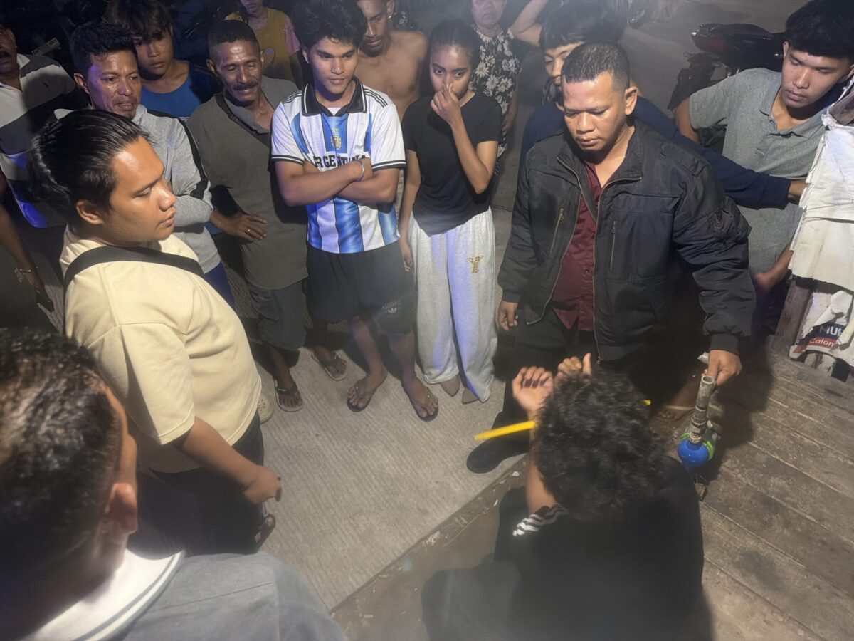 Terduga pelaku saat diamankan warga dan polisi. Foto:Dok. Humas Polresta Barelang