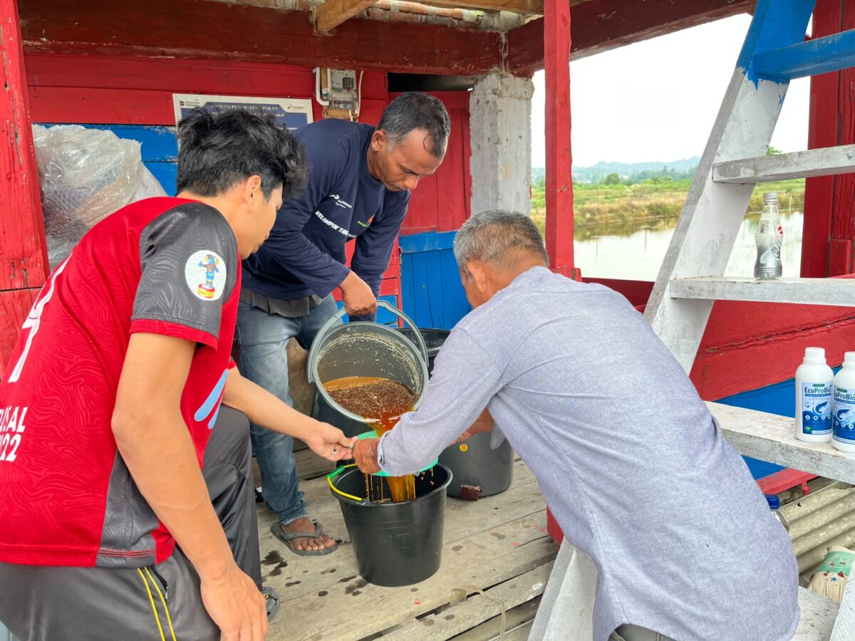 Petugas Pertamina bersama dengan warga. Foto:Istimewa