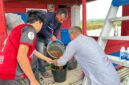 Petugas Pertamina bersama dengan warga. Foto:Istimewa