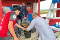 Petugas Pertamina bersama dengan warga. Foto:Istimewa