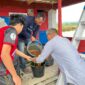 Petugas Pertamina bersama dengan warga. Foto:Istimewa