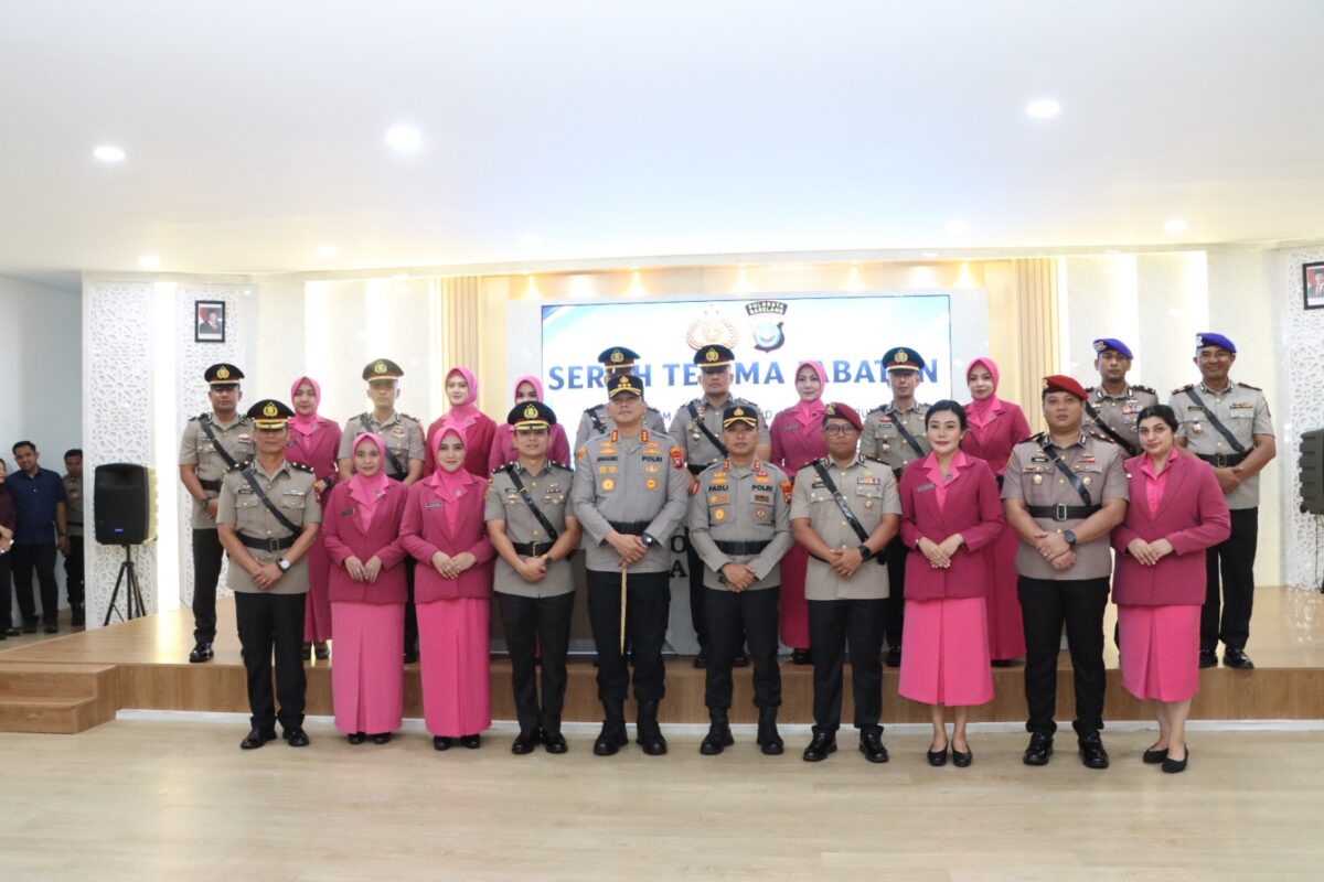 Kapolresta Barelang Kombes Pol Anggoro Wicaksono bersama pejabat baru dan lama usai sertijab di Polresta Barelang, Sabtu (22/8/2026). Foto:Humas Polresta Barelang