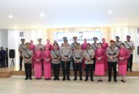 Kapolresta Barelang Kombes Pol Anggoro Wicaksono bersama pejabat baru dan lama usai sertijab di Polresta Barelang, Sabtu (22/8/2026). Foto:Humas Polresta Barelang