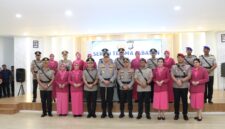 Kapolresta Barelang Kombes Pol Anggoro Wicaksono bersama pejabat baru dan lama usai sertijab di Polresta Barelang, Sabtu (22/8/2026). Foto:Humas Polresta Barelang