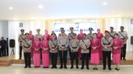Kapolresta Barelang Kombes Pol Anggoro Wicaksono bersama pejabat baru dan lama usai sertijab di Polresta Barelang, Sabtu (22/8/2026). Foto:Humas Polresta Barelang