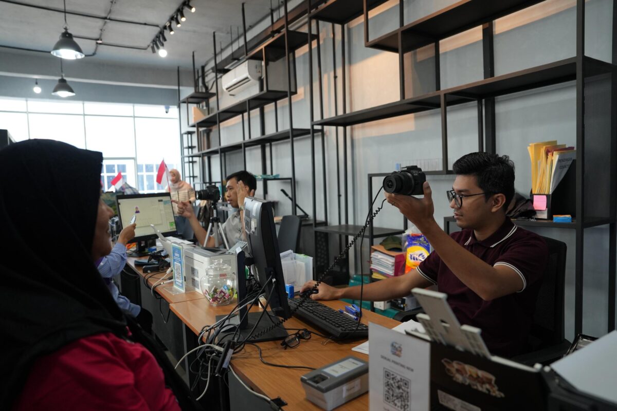 Petugas Imigrasi Batam saat melayani warga tengah membuat foto, Minggu (23/8/2026). Foto:Istimewa
