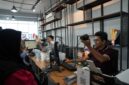 Petugas Imigrasi Batam saat melayani warga tengah membuat foto, Minggu (23/8/2026). Foto:Istimewa