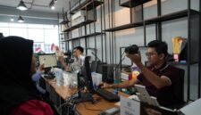 Petugas Imigrasi Batam saat melayani warga tengah membuat foto, Minggu (23/8/2026). Foto:Istimewa