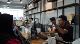 Petugas Imigrasi Batam saat melayani warga tengah membuat foto, Minggu (23/8/2026). Foto:Istimewa